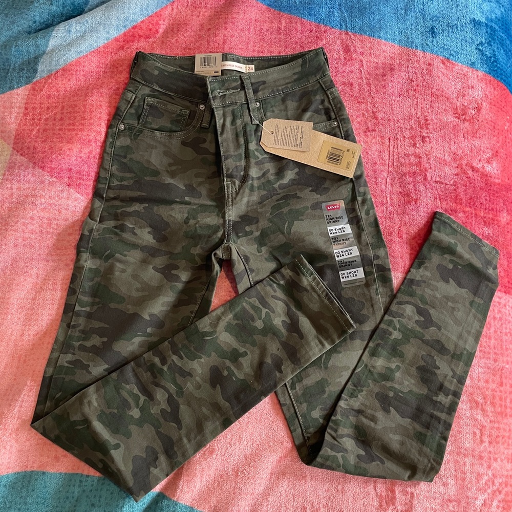 NWT Levi’s 721 High Rise Andie Camo Jeans
